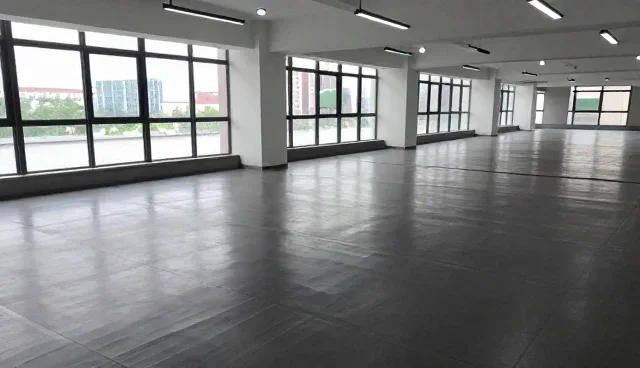 项目施工管理中如何有效提升性能与适用条件？